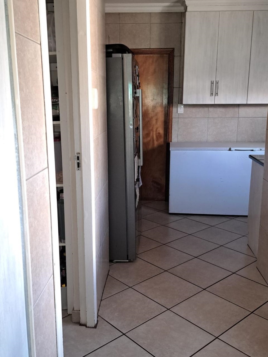 To Let 4 Bedroom Property for Rent in Melodie North West
